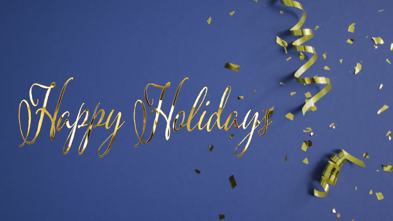 animación de texto de felices fiestas sobre confeti y serpentinas de fiestas sobre fondo azul