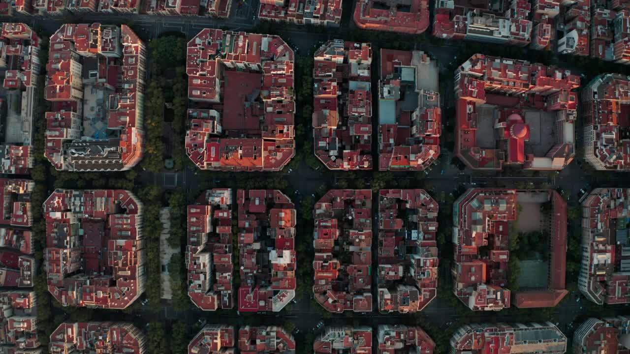 control deslizante de arriba hacia abajo toma de drones de los bloques cuadrados de la ciudad de la cuadrícula de barcelona
