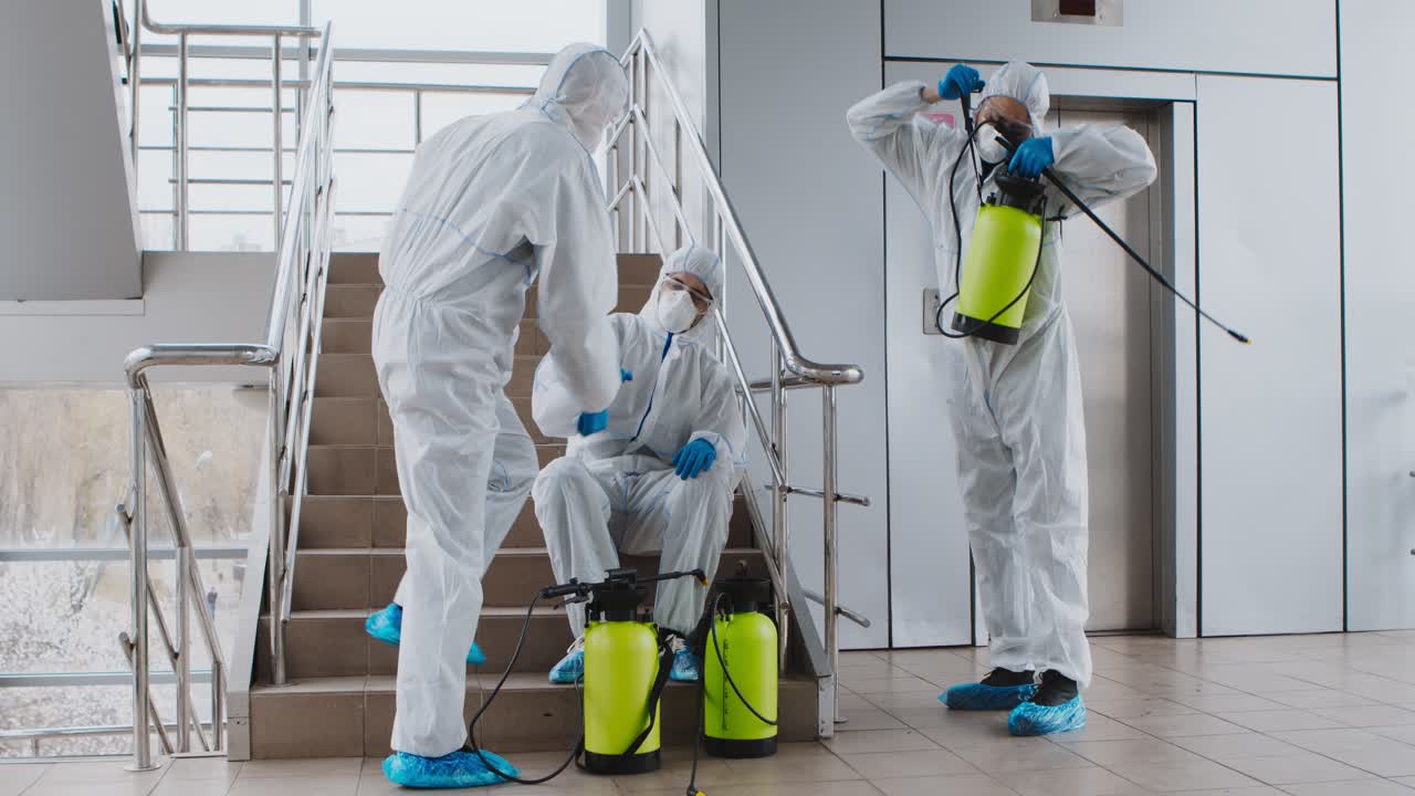 equipo de desinfección con equipo de protección