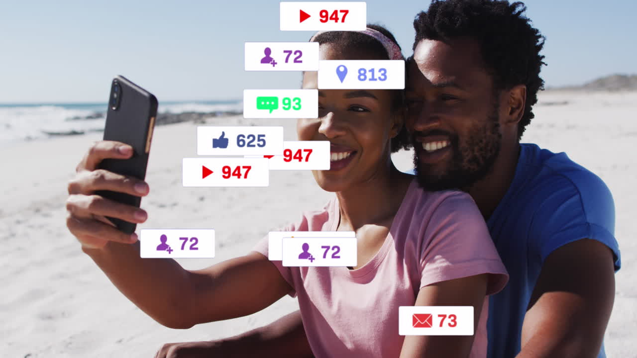 animación de iconos de los medios sobre una pareja afroamericana con un teléfono inteligente