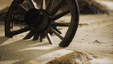 une grande roue en bois dans le sable