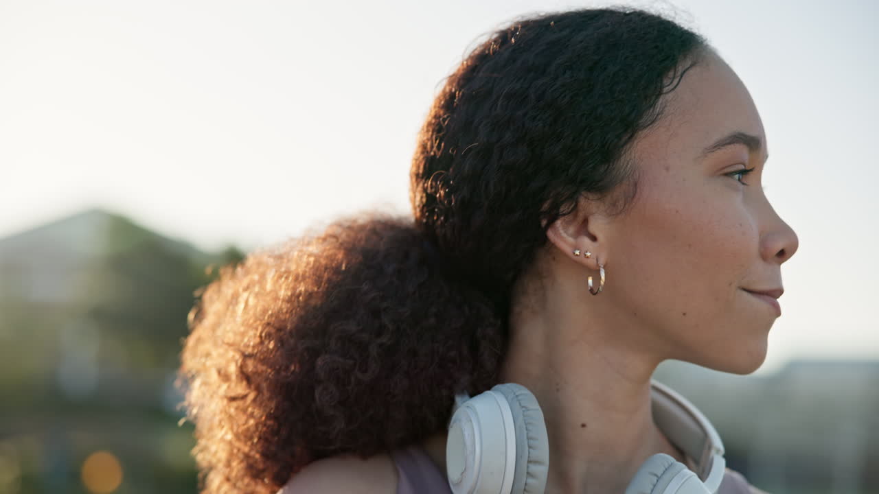 피트니스, 얼굴과 도시 거리에서 생각하는 여자