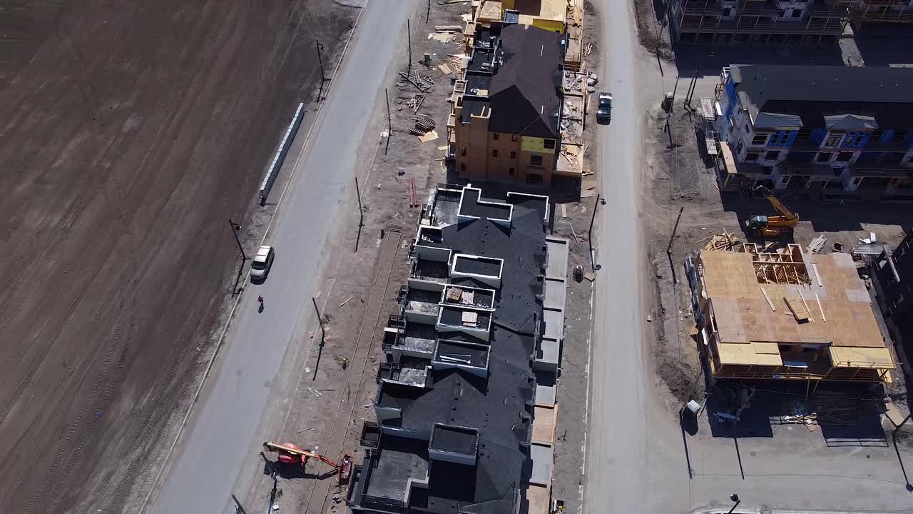 새로운 호수변 주택 개발에서 건설 중인 반독립 도시 주택