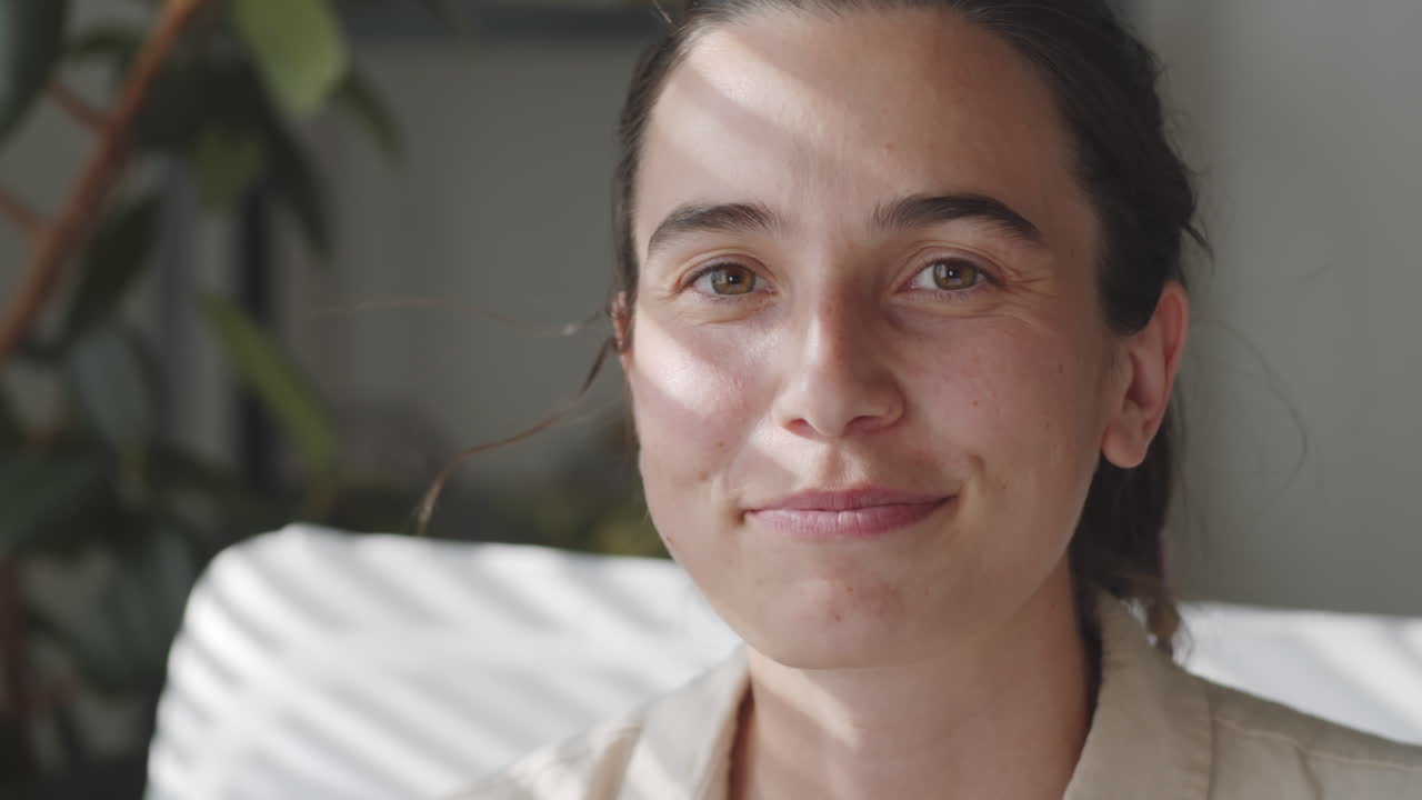 retrato de una mujer alegre en casa
