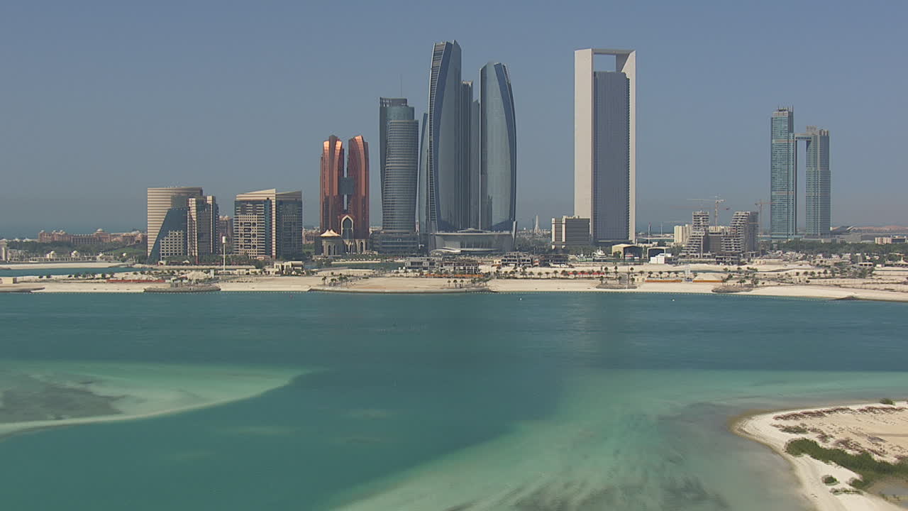 toma aérea reveladora de la torre emirates y el centro de abu dhabi, emiratos árabes unidos