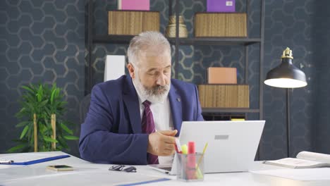 estornudo. un hombre de negocios enfermo.