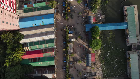 vista aérea de arriba hacia abajo de los edificios de la ciudad techo con barrios marginales y carretera