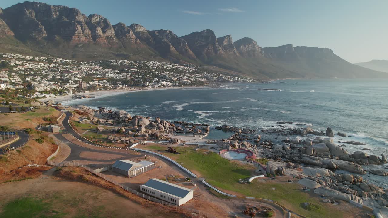 Předměstí Camps Bay, pláž, přílivový bazén a pohoří Dvanáct apoštolů v Kapském Městě, Jižní Afrika