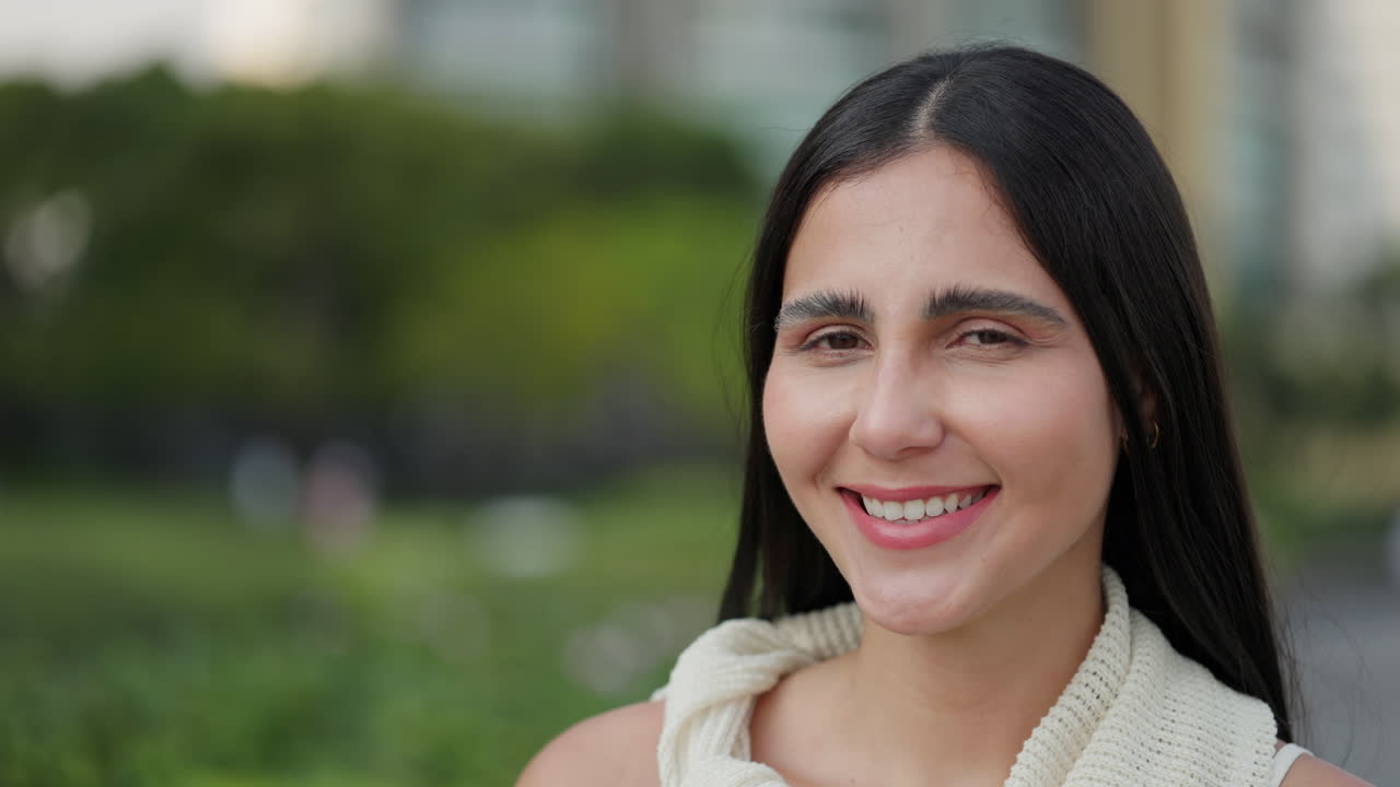 retrato de una mujer sonriente al aire libre