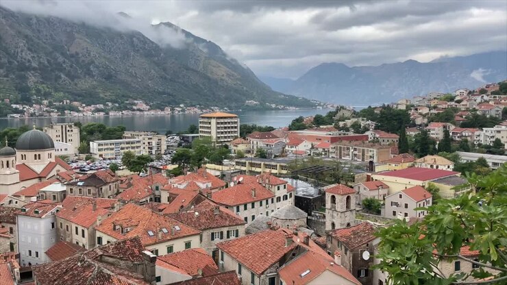 Splendida ripresa con panoramica sulla storica città medievale di Cattaro in Montenegro