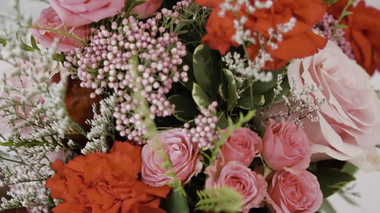 전문적으로 배열된 다양한 꽃들에 대한 위로 움직임으로 닫습니다