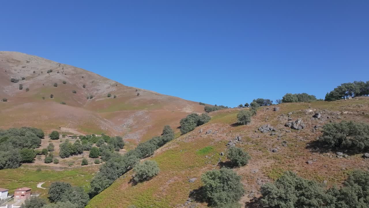 Vista aérea de un paisaje montañoso