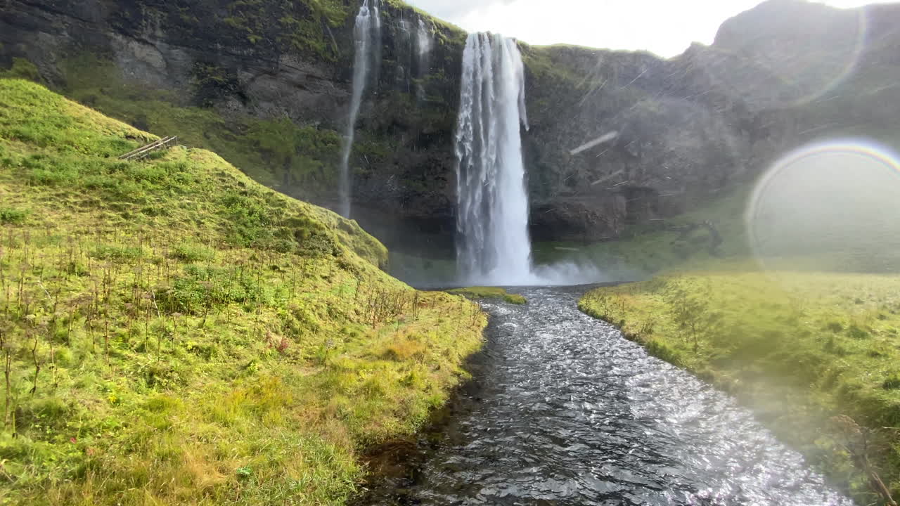 seljalandsfoss en islandia con un arroyo