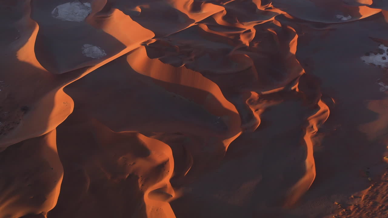 vista aérea del desierto de namib, dramática puesta de sol en namibia - inclinación, toma de avión no tripulado