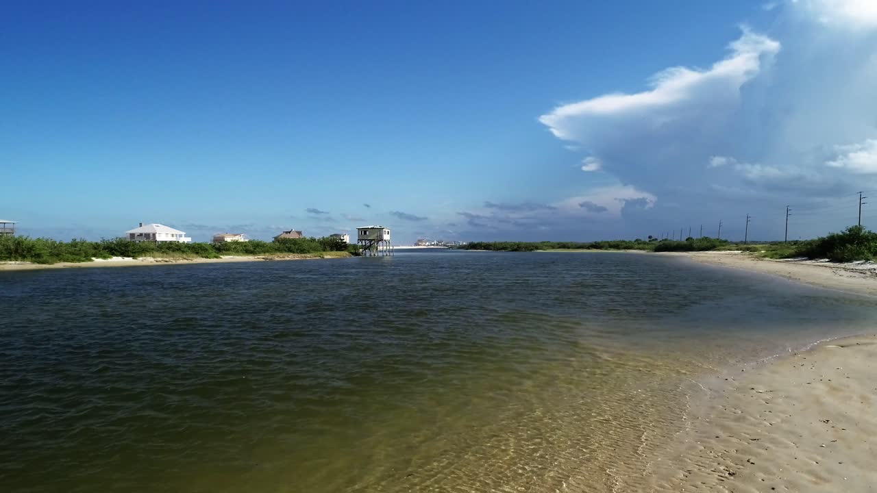 una casa de playa vacante se encuentra a lo largo del río matanzas en san agustín, florida