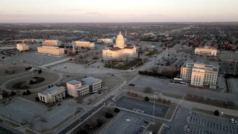 edificio del capitolio del estado de oklahoma en la ciudad de oklahoma, oklahoma con video de avión no tripulado moviéndose en plano ancho