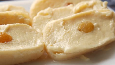cerca de las rebanadas de dulce indio