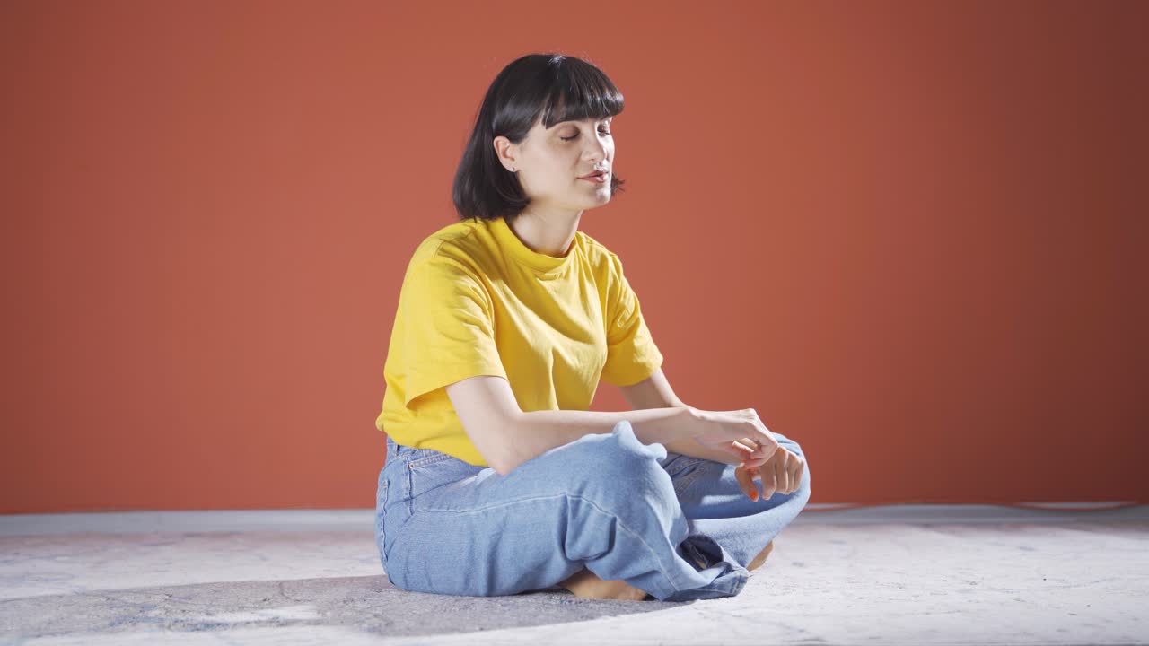 의심스러운 여자 생각.