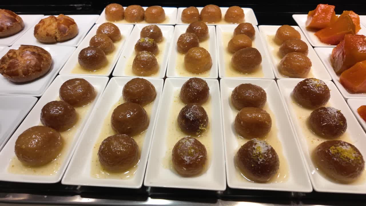 Assortimento di dolci tradizionali esposti su un buffet