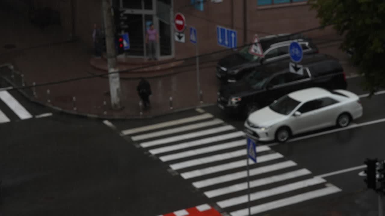 비가 오는 도시 교차로