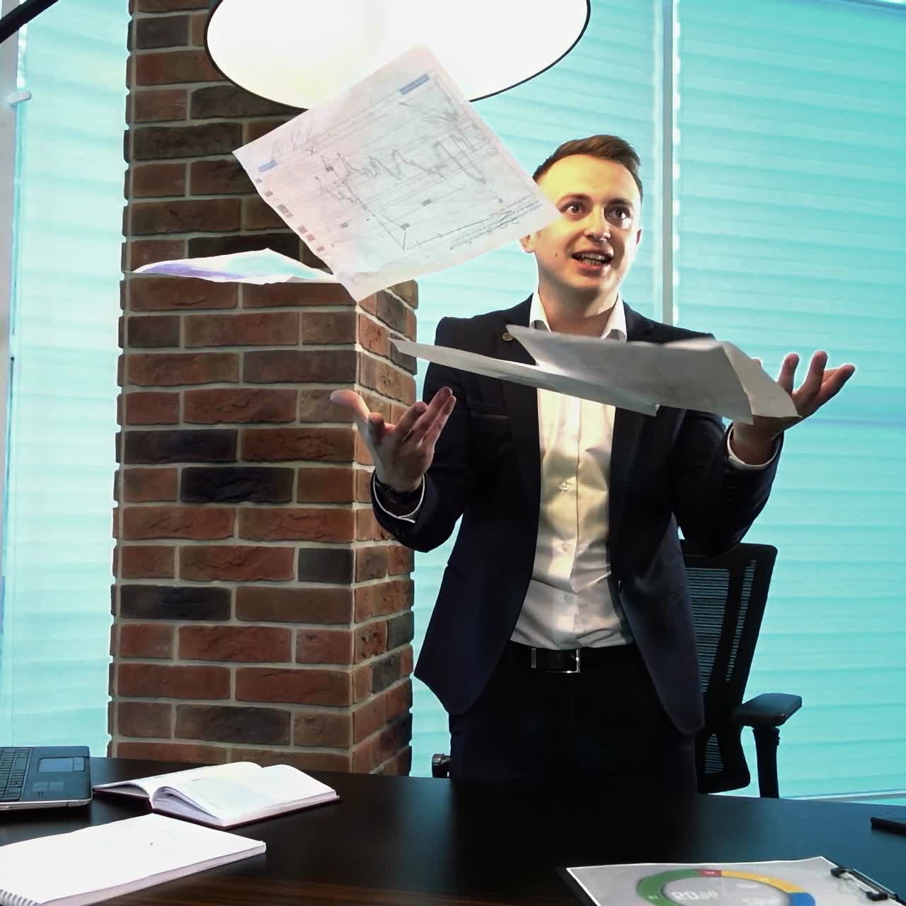Jovem Empresário Gritando com Alguém