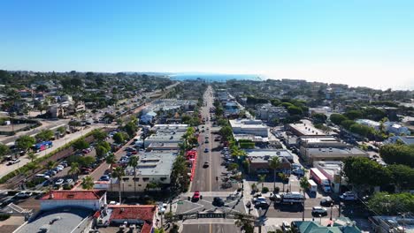 Vista-Aérea-Sobre-La-Playa-De-La-Ciudad-De-Encinitas-En-El-Sur-De-California,-Ee.uu.-En-Un-Día-Soleado-Con-La-Vista-Del-Océano-En-El-Fondo