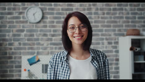 mujer sonriente con gafas