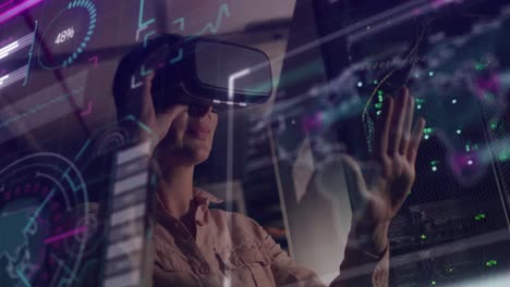 animación de datos sobre ingeniera de ti caucásica con auriculares vr por servidor de computadora
