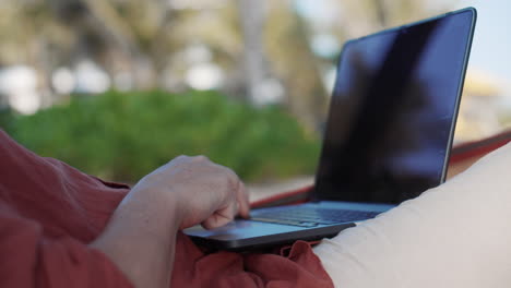 trabajando en una computadora portátil en unas vacaciones en la playa