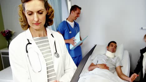 doctora examinando el informe médico