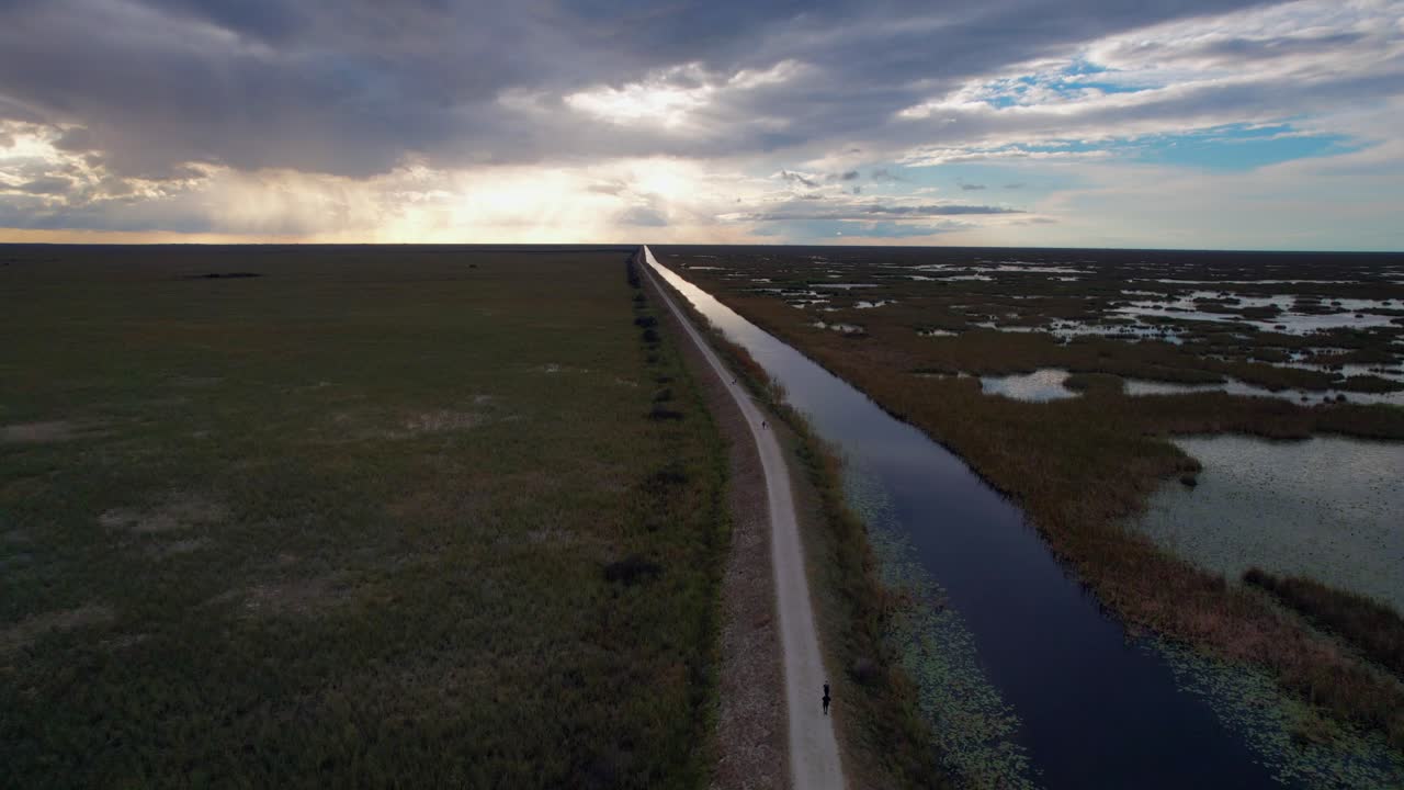 una vista aérea del comienzo del sendero sawgrass en florida durante una puesta de sol nublada