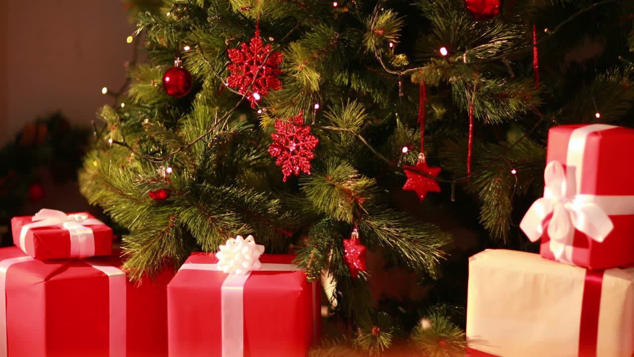 Luci intermittenti sull'albero di Natale con regali