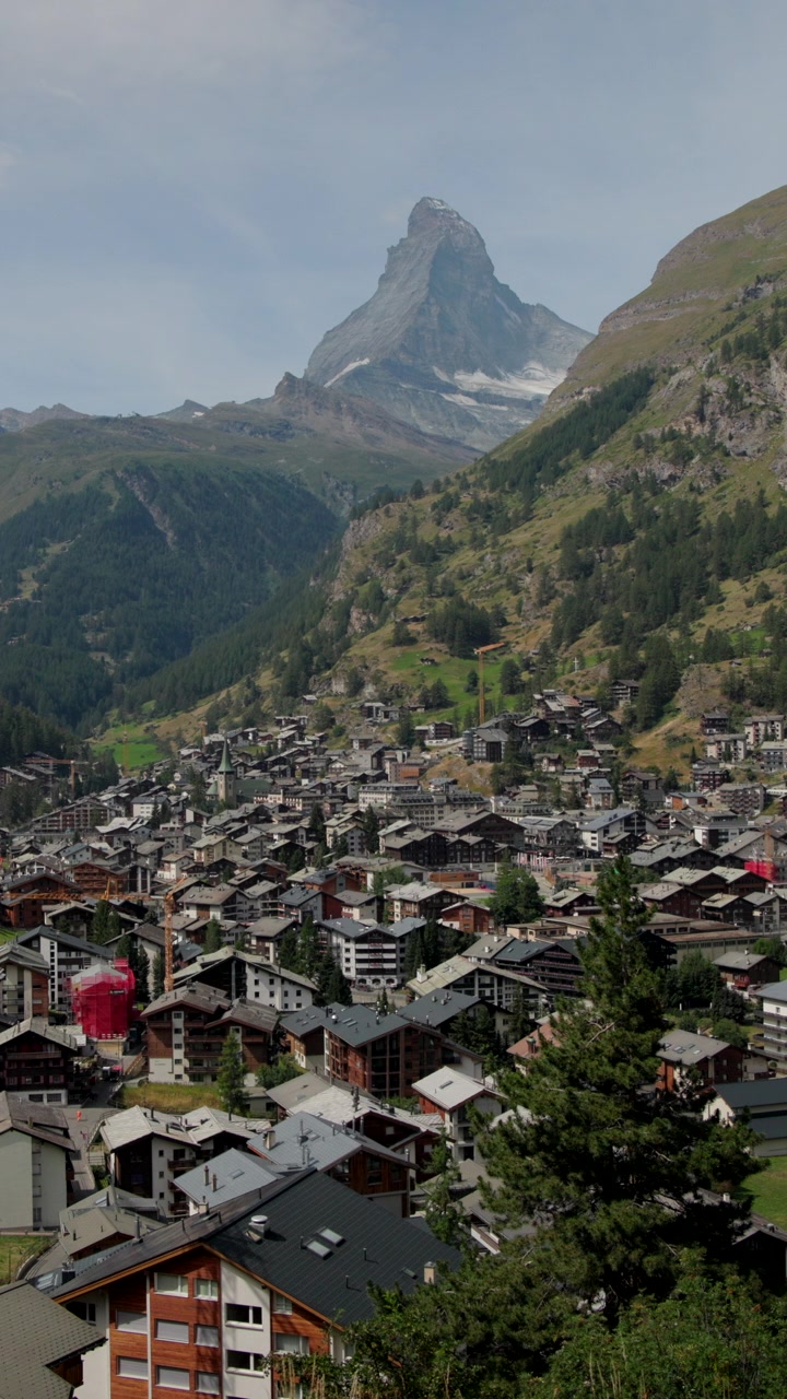 Vista cinematografica verticale del Cervino sopra Zermatt nel cuore delle Alpi svizzere in una limpida giornata estiva