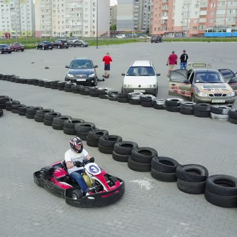 los conductores de karts participan en una carrera de karts
