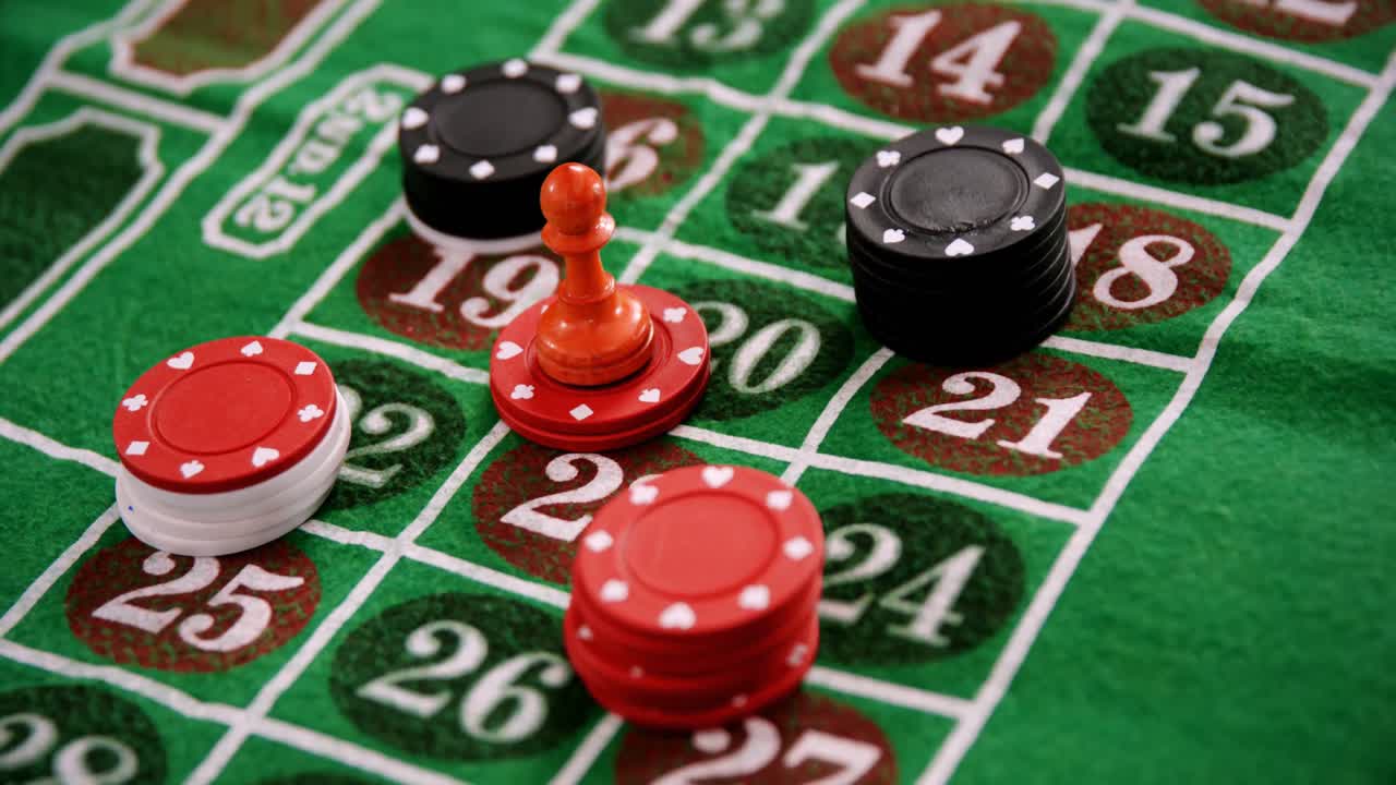 fichas de casino en la ruleta en la mesa de póquer 4k