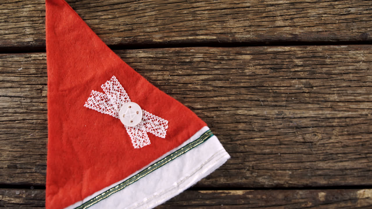 나무 테이블에 산타 모자 4k