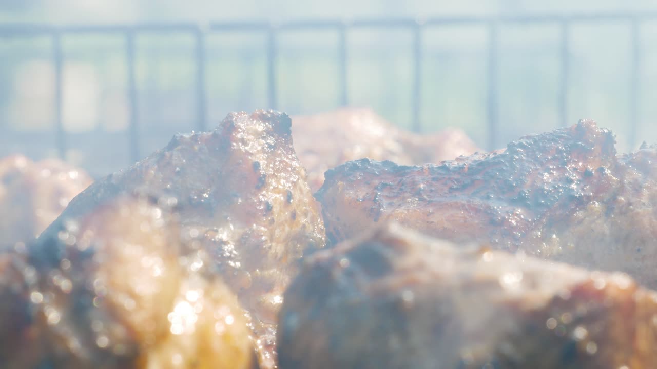 신선 하고 맛있는 돼지고기 샤리크 를 요리 하는 것