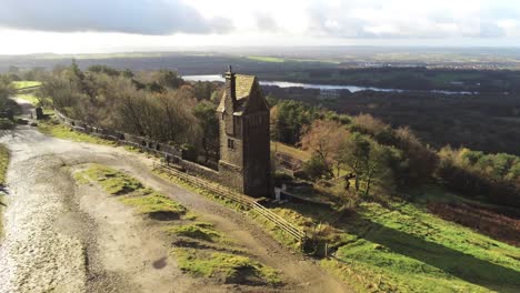 Historisches-Gruseliges-Märchen-Rivington-Taubenturm-Antenne-Langsame-Rechte-Orbit-Tief-über-Englische-Winterhügel-Landwirtschaftliche-Landschaft