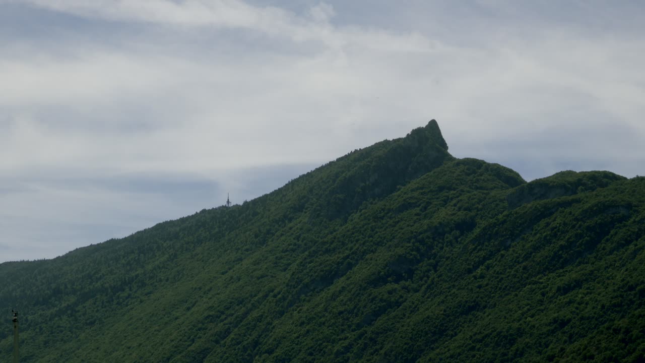 덴트 듀 채트 (dent du chat) - 동작 위의 녹색 산꼭대기 구름이 가득한 스카이 라인 (aix-les-bains, 프랑스, 타임 스 정적 촬영)