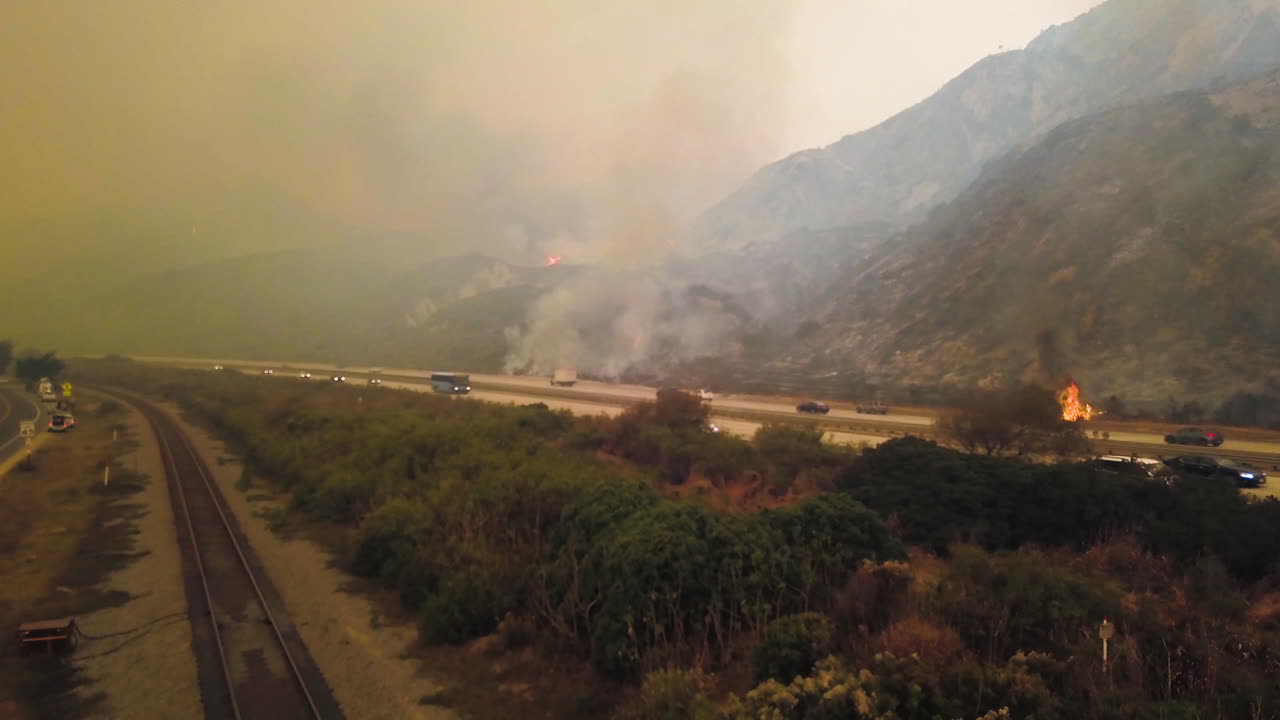 101번 고속도로 2번을 따라 벤투라 카운티에서 거대한 토마스 화재와 싸우는 소방관들의 항공