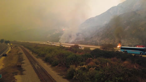 Antenne-Von-Feuerwehrleuten,-Die-Das-Riesige-Thomasfeuer-In-Ventura-County-Entlang-Der-Autobahn-101-Bekämpfen-2