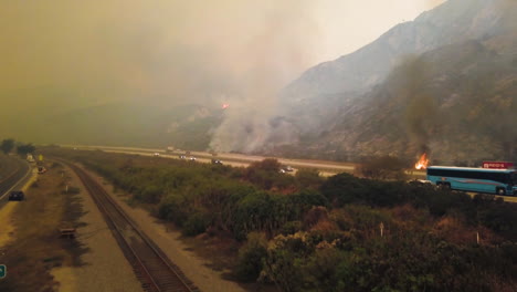 antena de bomberos luchando contra el enorme incendio de thomas en el condado de ventura a lo largo de la autopista 101 2