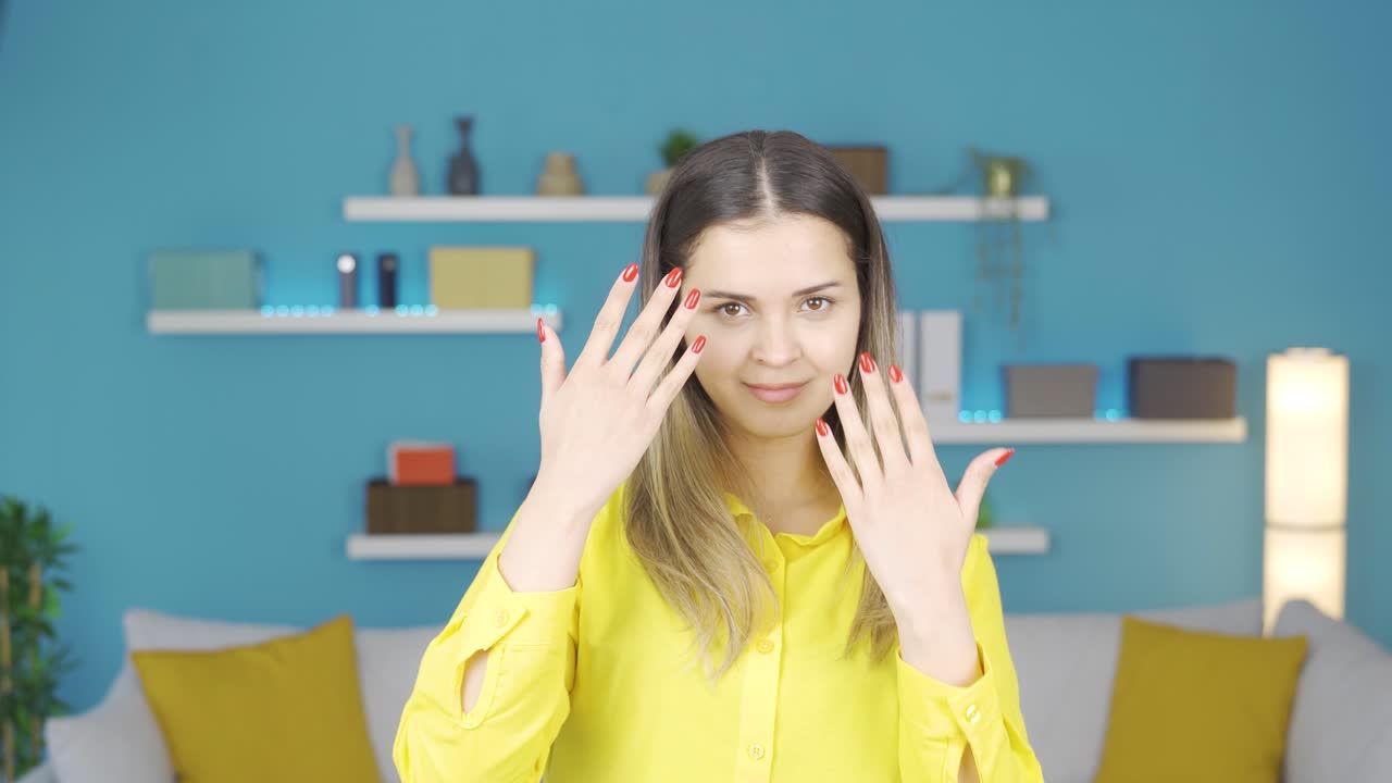 밝은 전문 메이크업으로 아름다운 젊은 여성.