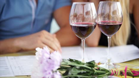pareja disfrutando de una cena romántica al aire libre