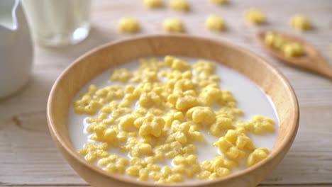 cereales de grano entero con leche fresca para el desayuno
