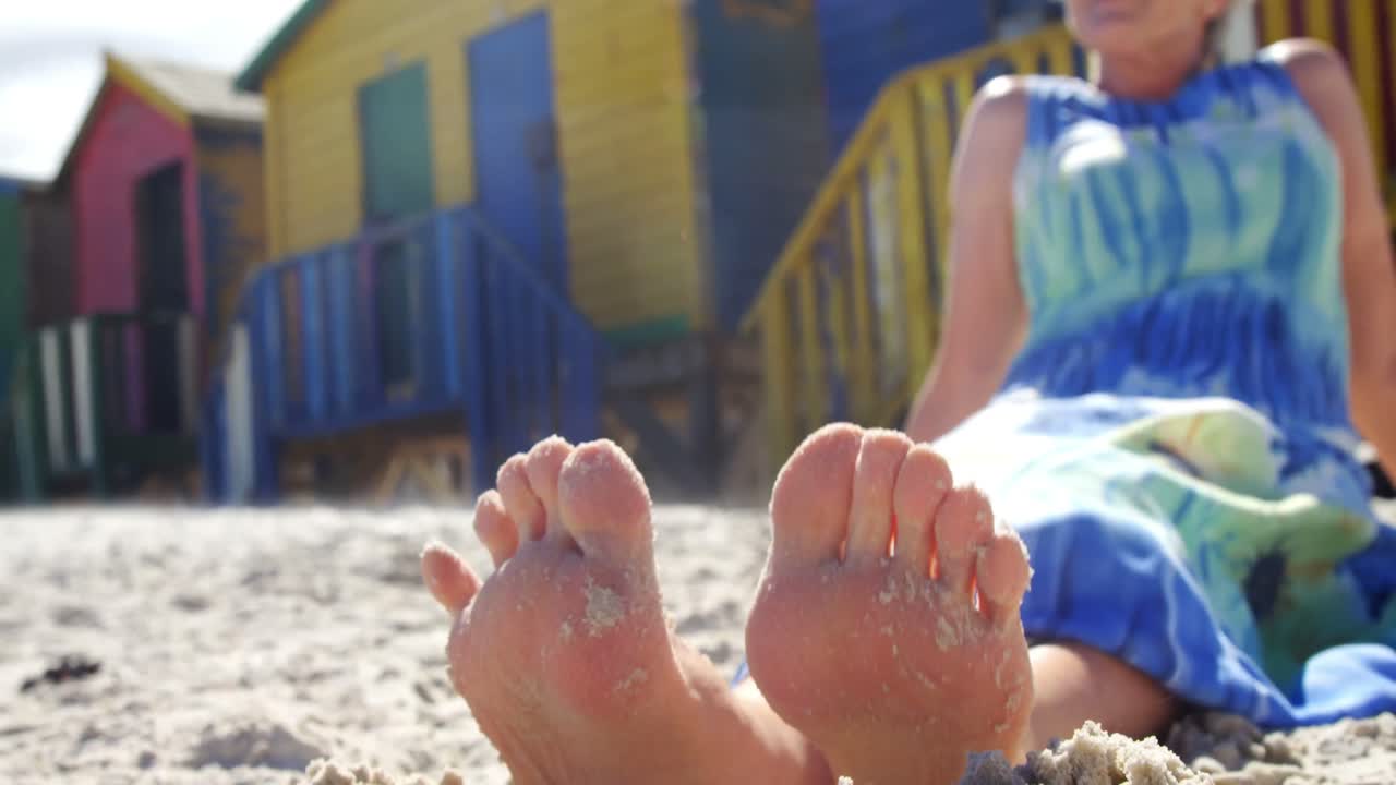 해변에서 휴식을 취하는 여자