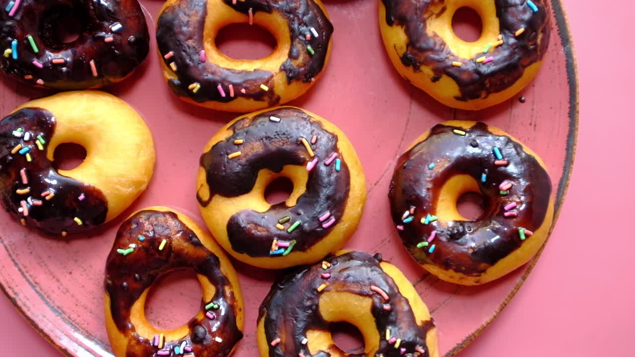 rosquillas de chocolate en un plato rosado