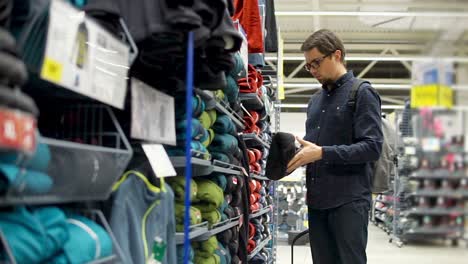 hombre comprando ropa deportiva en una tienda