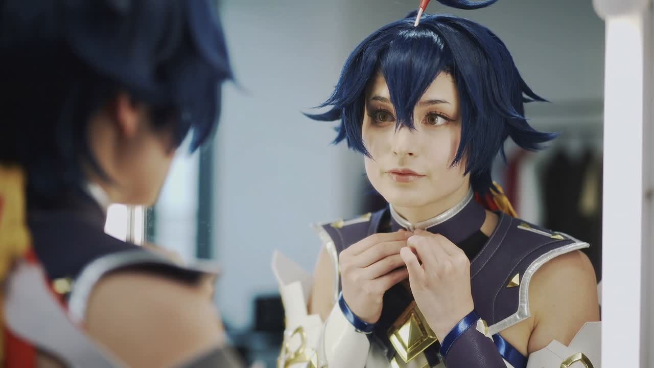 Notando il proprio riflesso, un cosplayer sistema il colletto alto allo specchio nel backstage, allacciando l'armatura per il servizio fotografico.