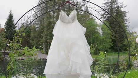 Hermoso-Vestido-De-Novia-Blanco-Colgando